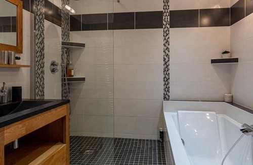Vesoul Cottage | Zen House in Vesoul: Terrace, Wifi, Parking & Bikes
