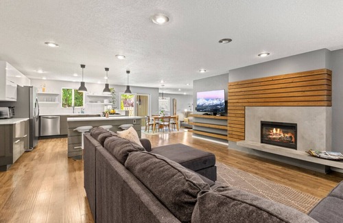 Larkspur House | Zen w/Hot Tub, Office, Yard, Dog Friendly, Park