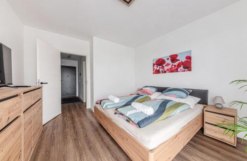 Zuglo Apartment | Zenit Sunrise Oasis -Garage, Balcony & Smart TV