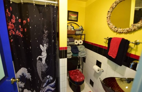 Zilker House | Zilker's Peaceful Haven-Fun, Funky, and Colorful