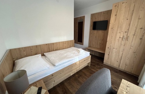 Obsteig Bed & Breakfast | Zimmer 03/1bett mit Balkon - Pension Alpina