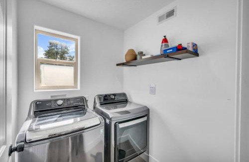 Glendale House | Zion Plush Family Escape HotTub, Games, Sleeps 14