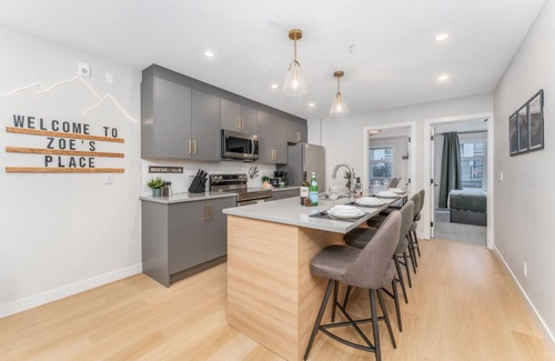 Harvie Heights Apartment | ZOES' PLACE | HOT TUB | PARKING