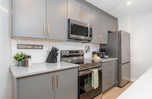 Harvie Heights Apartment | ZOES' PLACE | HOT TUB | PARKING