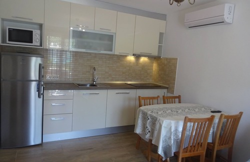 Zuljana Apartment | Zuljana: apartment in house with garden, in front of the sea