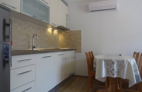 Zuljana Apartment | Zuljana: apartment in house with garden, in front of the sea