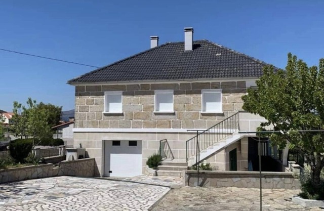 É uma Casa Particular, Isolada, Inserida Numa Aldeia do Norte de Portugal