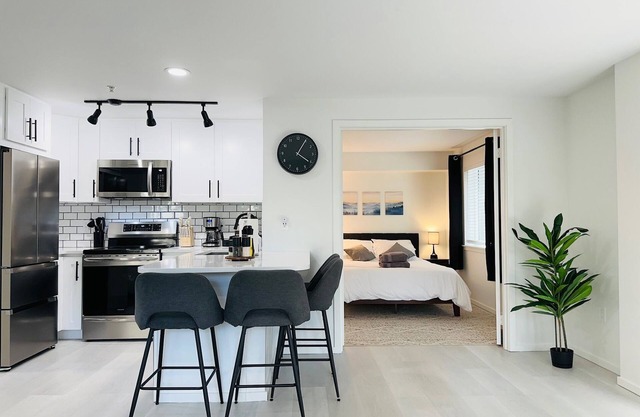 0.3 Miles to Space Needle! Modern 2Br/2Ba Belltown Condo w/Free Garage Parking