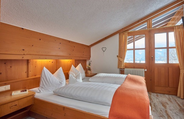 07 Two-room apartment with fantastic, unobstructed mountain views and balcony
