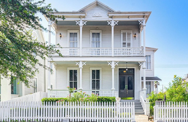 < 1/2 Mi to The Strand: Historic Galveston Apt!