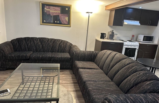 1 Bdr Apartment : TTC/SUBWAY Access