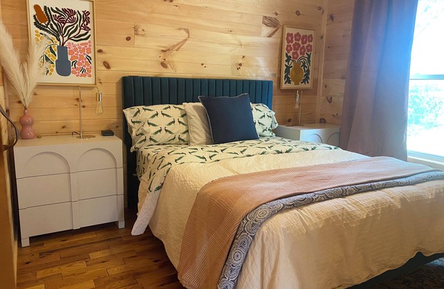 1 Bdr Cabin unit Respite on Apple River. Kayaks, SUPs, and more! Pet friendly!