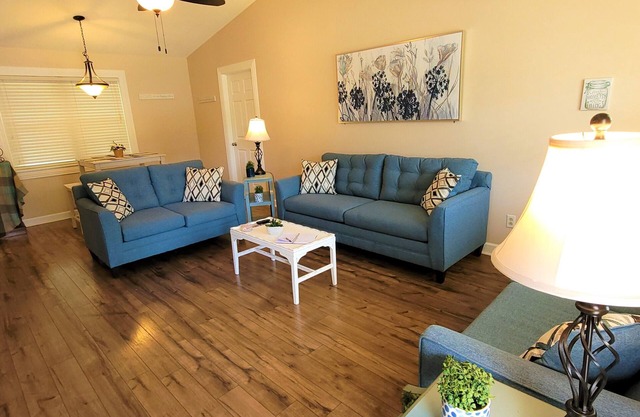 1 Bdrm home sleeps 2, 1 mile from I-65, Pets Stay Free, Fenced backyard