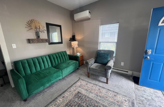 1 Bed 1 Bath Cozy Apartment NE CR Close to Coe College and Mt. Mercy University