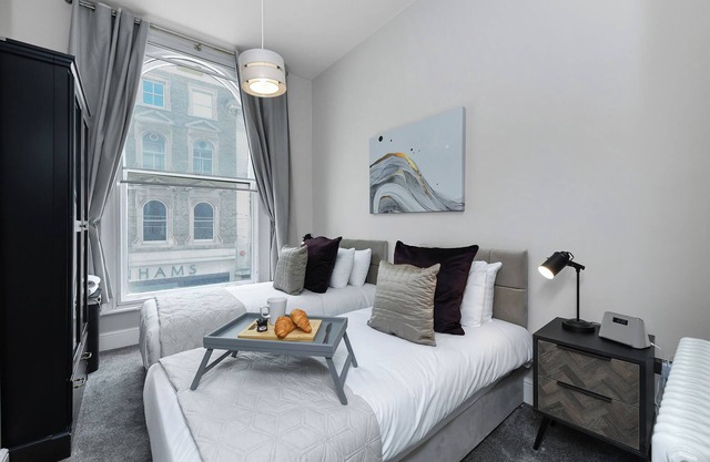 1 Bed Apt Next to Market Square & Transport Links