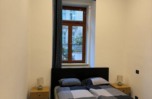 1 Bed Flat - Sleeps 2 - Pets - Smoking - Parking