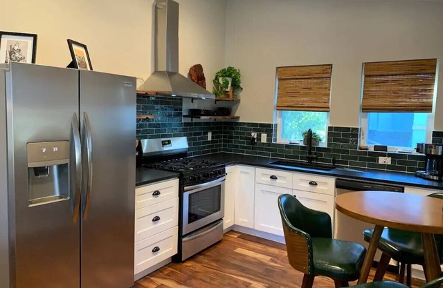1 Bedroom Apt, Full Kitchen, private unit in City Park!