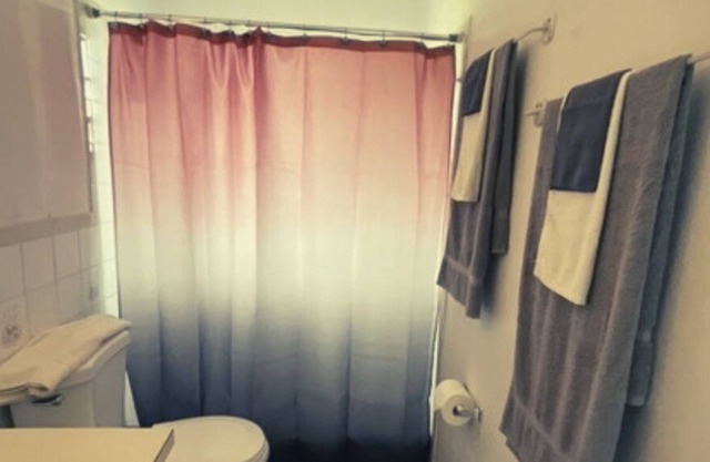 1 bedroom apt with private fenced yard, 7 minutes to the beach!