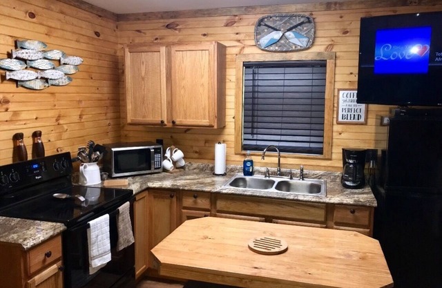 1 Bedroom Cabin located in Cherokee National Forest near Tellico Plains, Tn