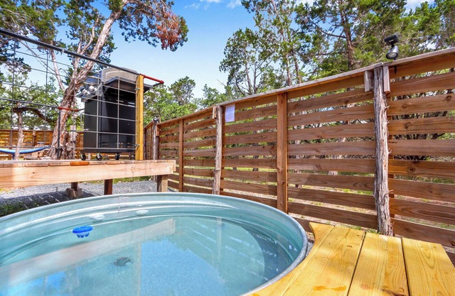 1 Bedroom Tiny House i Cowboy pool