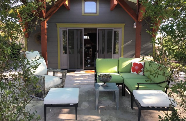 1-bedroom vacation guest cottage minutes from the famous Sonoma square