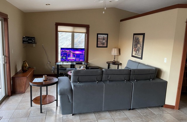 1 BR guest house overlooking a beautiful vineyard