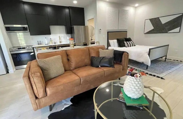 1-BR guest house steps from Meteor/downtown square