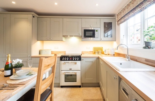 1 Chantry Cottage - sleeps 3 guests in 2 bedrooms
