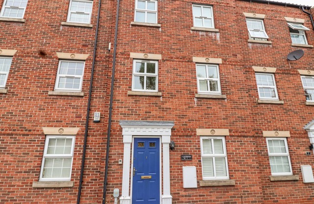 1 COCKERILL FOLD, pet friendly, with a garden in Beverley