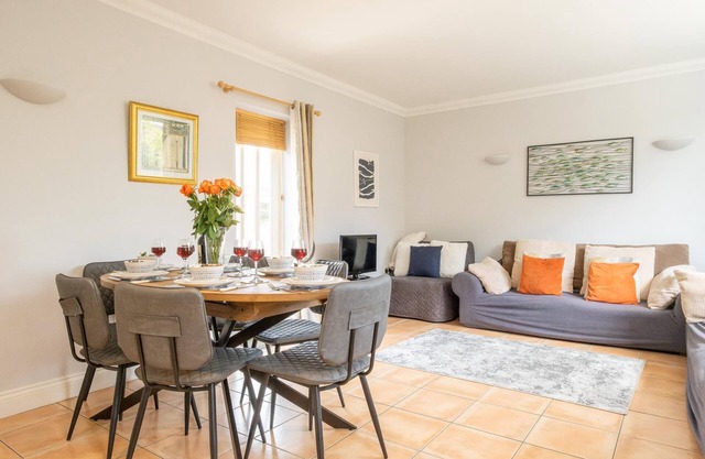 1 Hazelwood - sleeps 6 guests in 3 bedrooms