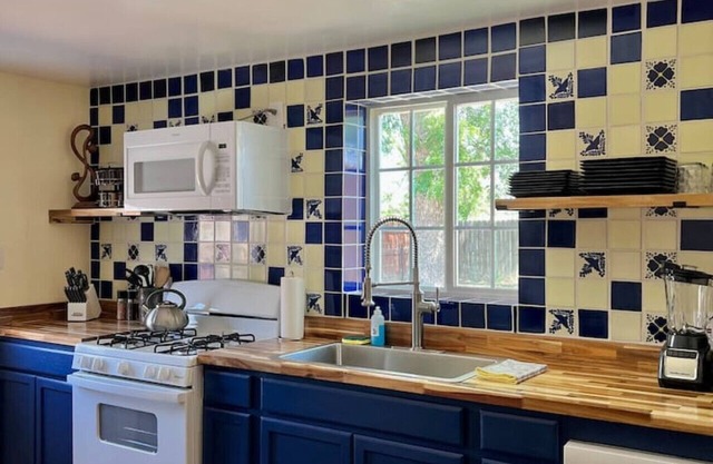 1 king bd with big fenced back yard pets welcome
