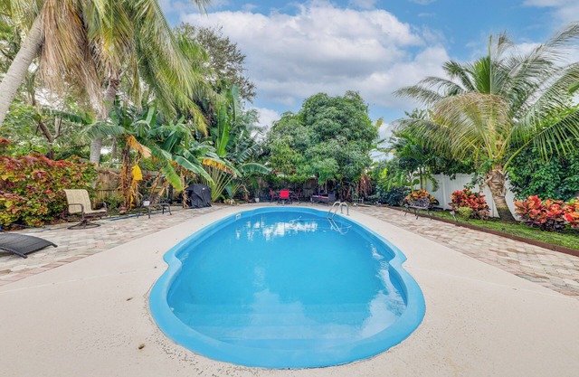 1 Mi to Beach: Sunny Lantana Cottage w/Pool!
