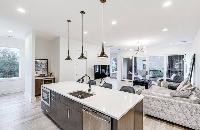 1 Mi to Downtown Nashville: Townhome w/Balcony!