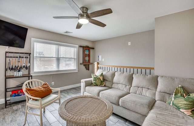 1 Mi to Marina District: Bright Duplex Condo