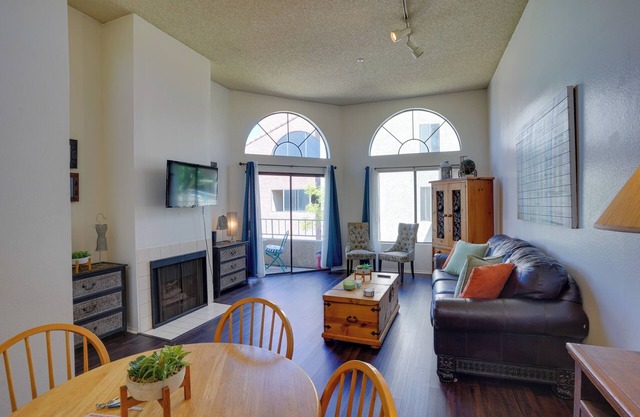 1 Mi to the Ocean: Long Beach Condo w/Pool Access
