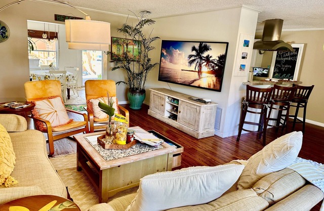 <1 MILE MANASOTA BEACH/NORTH ENGLEWOOD Boutiquey Home loaded with amenities!