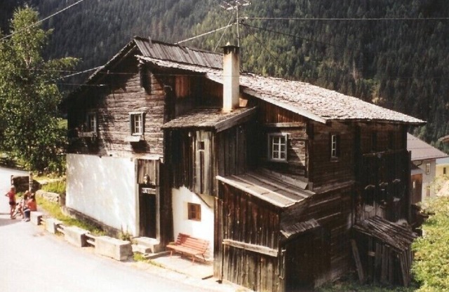 1 min. from the ski area, 500m to the toboggan run, very old house with charm.