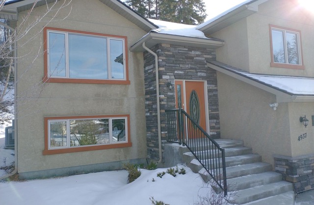 1 min to golf course, 5 min to ski hill and hot springs