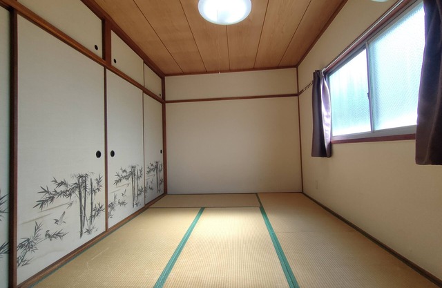 1 min walk from JR station, 6 min walk from subway station, 2/3 min train ride to Namba/Shinsaibashi, 45 sq.m. 2LDK, Guest house Chine Room 405