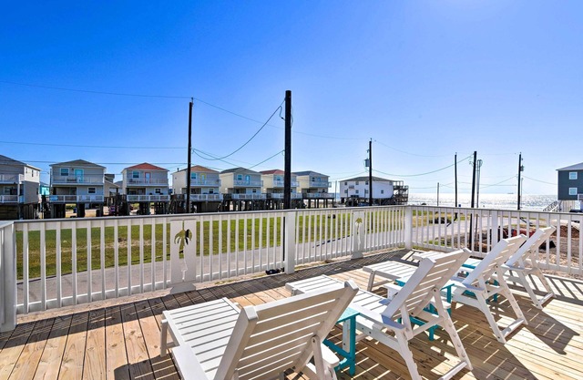 1 Min Walk to Beach: A Surfside Beach Favorite!