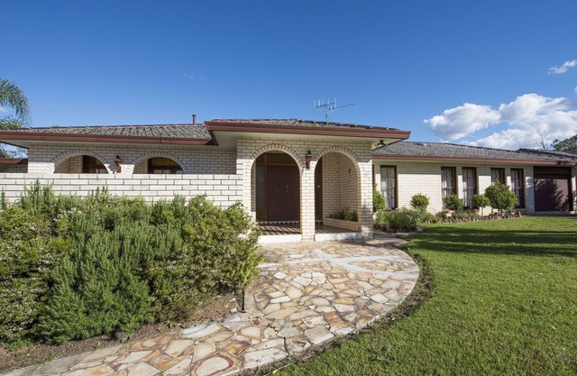1 Redbank- Self contained house near a Golf Course