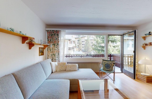 1-room apartment on the first floor, 40 m2, quiet and sunny southern exposure.
