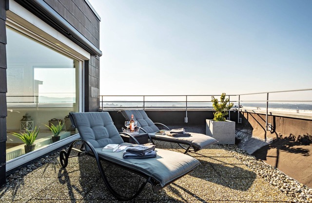 1 room penthouse with big roof terrace and unique lake and mountain view