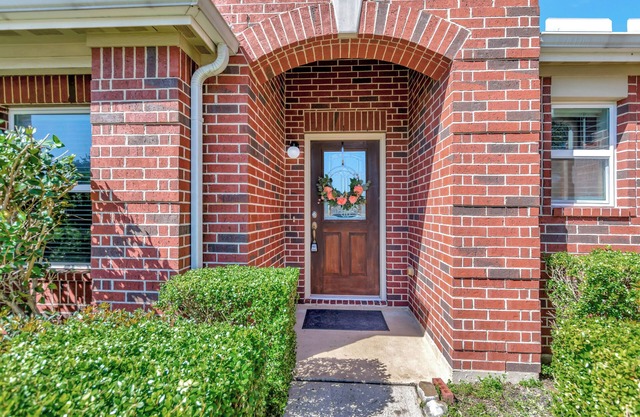 1 - Story Home in League City Close to Kemah and Galveston