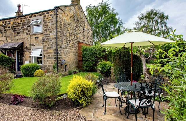 1 THE OLD CHAPEL, pet friendly, with a garden in Pool-In-Wharfedale