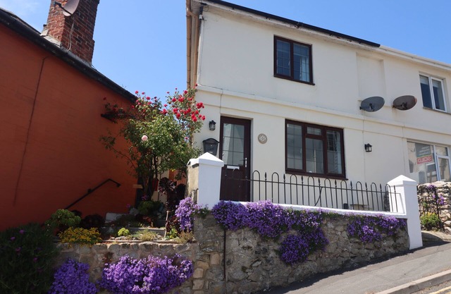 1 TULSE HILL COTTAGES, pet friendly, with a garden in Ventnor