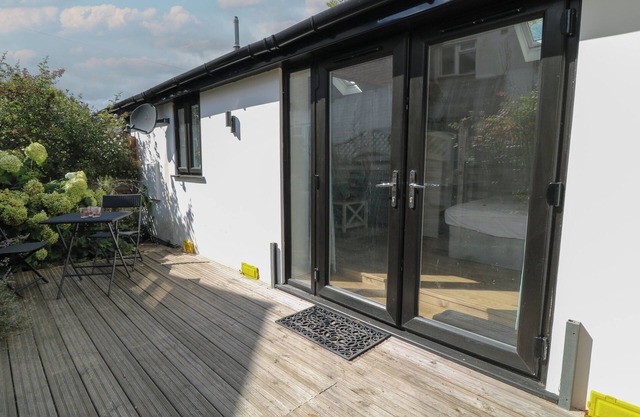 1 WELFORD BARNS, pet friendly, with a garden in Fordingbridge