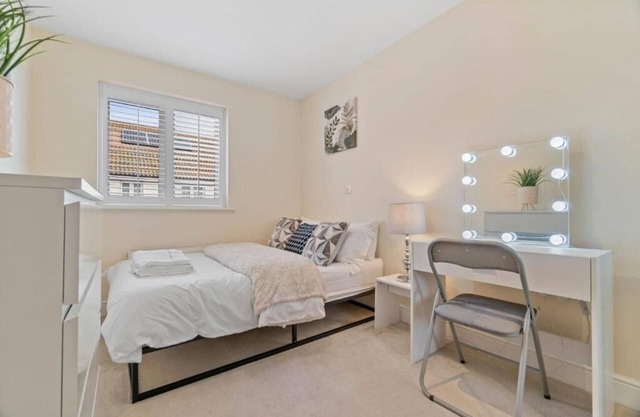 10% discount on our 3-bedroom Cosy home in Hornchurch in a quiet neighbourhood.