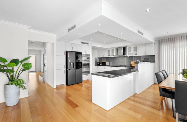 10 Majestic Maylands 4BR Walk to River!