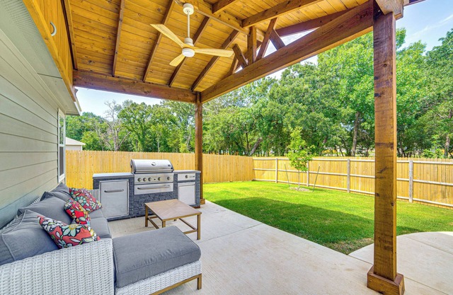 ~ 10 Mi to Dallas Hospitals: Stylish Home w/Yard!